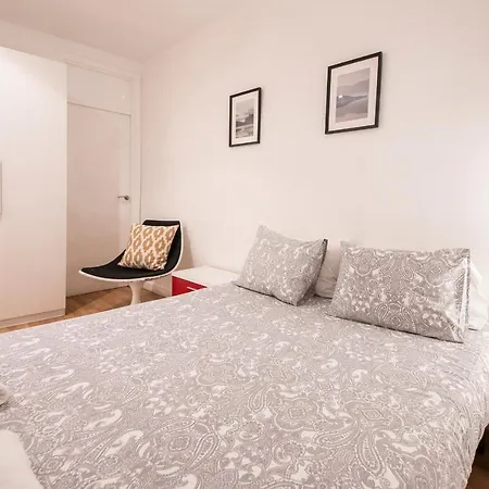 Spacious Old Town Apartment *