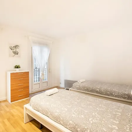 Spacious Old Town Apartman *